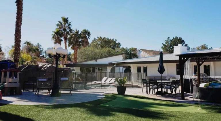 Luxury Villa, with bonus pool house, Private Pool, Hot tub, rock water fall and slide, putting green in La Vega