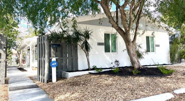 Stylish Cozy Beach Home - Private Backyard, Free Parking & Laundry in Pompano Beach, FL