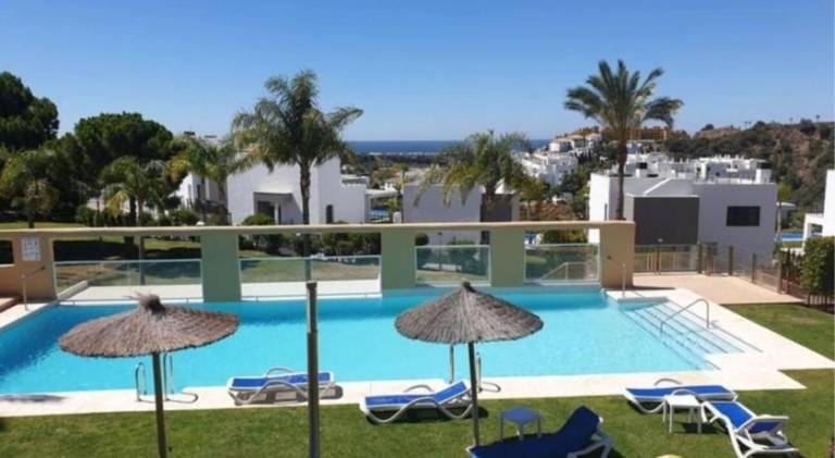 Apartment with pool in Estepona