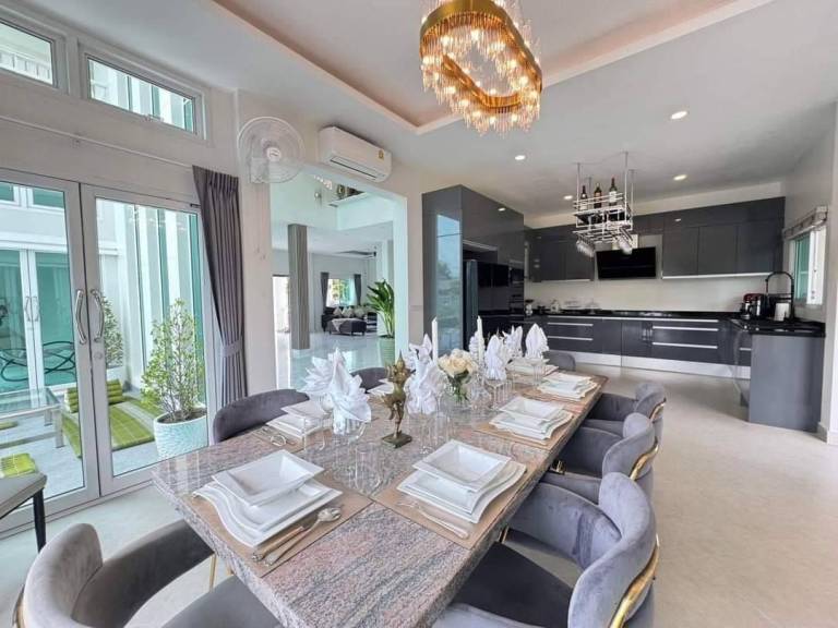 Villa with jacuzzi, yard & pool | Suitable for remote work | Pet-friendly — photo 4