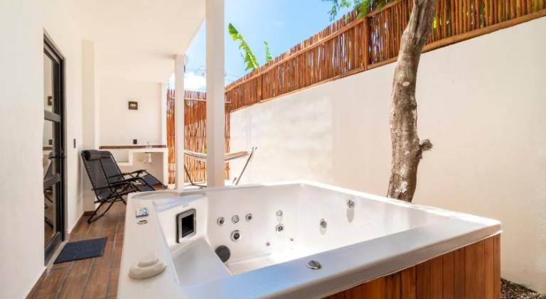 Apartment with pool & hot tub — photo 3