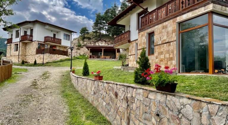 Villa with yard, terrace & barbecue | Pets are welcome in Razlog