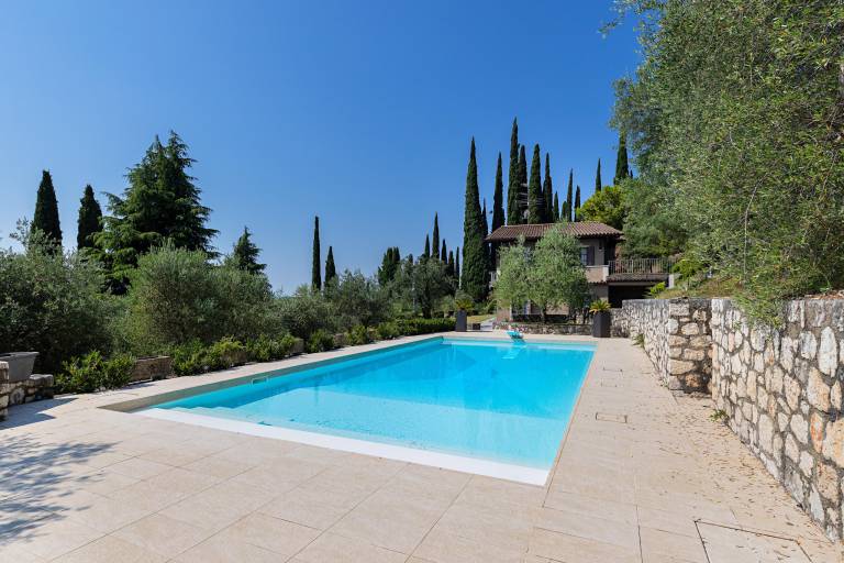 Fully equipped wonderful villa with private pool, terrace & yard | Pet-friendly in Gardone Riviera