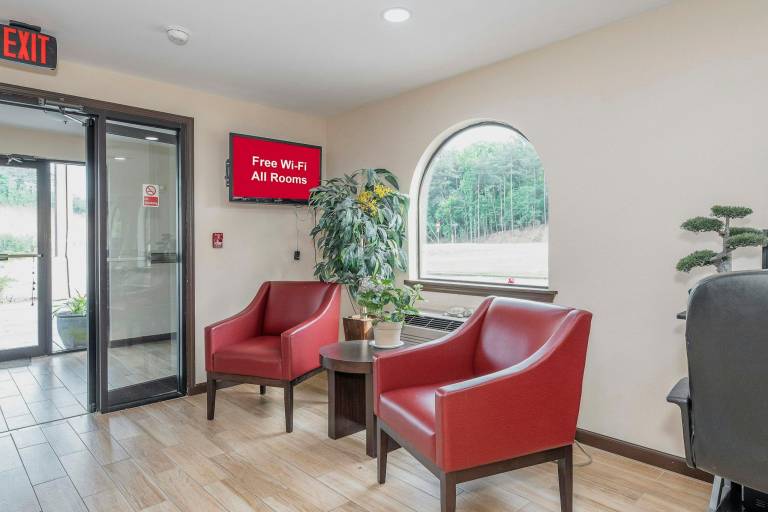 Red Roof Inn & Suites Rome — photo 4