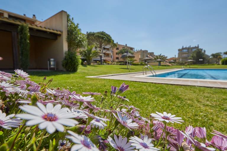 Apartment with patio, pool & garden — photo 3