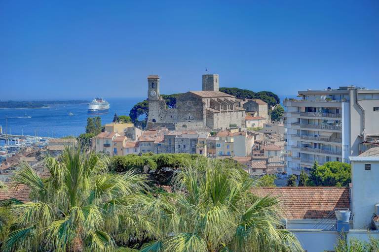 Modern 2 Bd Next To Rue D'antibes in Mougins