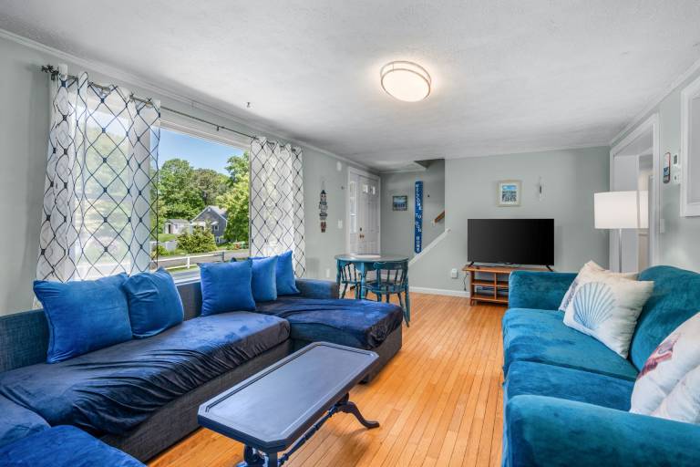 Family-oriented charming house with pool, patio & grill | Pets allowed — photo 2