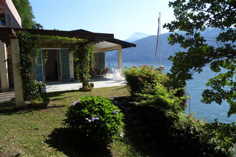 House with patio & yard — photo 2