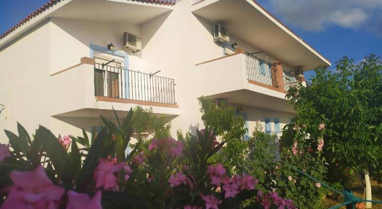 Rental apartment with yard, patio & BBQ in Lemnos