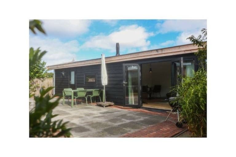 Chalet with terrace & yard — photo 2
