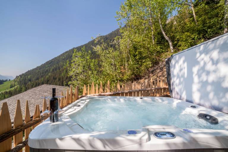 Family-friendly charming rental apartment with fast internet, barbecue & hot tub | Mountain view | Good for workation | Dogs allowed in San Leonardo in Passiria