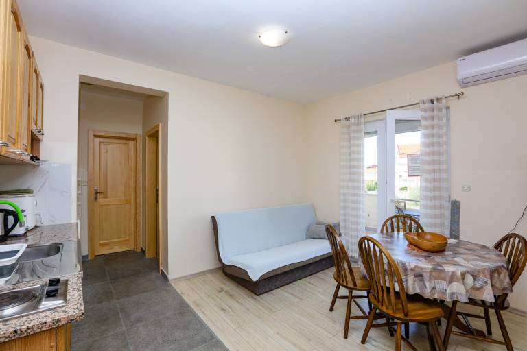 Holiday apartment with patio, yard & barbecue — photo 2