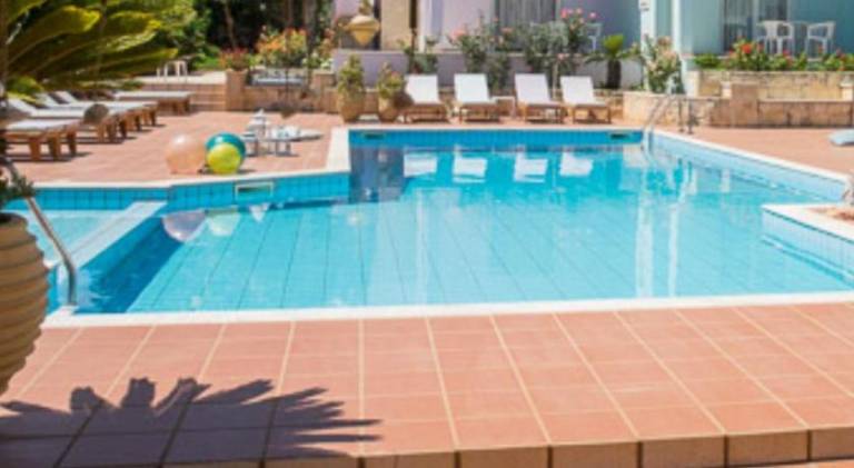 Serviced apartment with pool, garden & terrace — photo 3