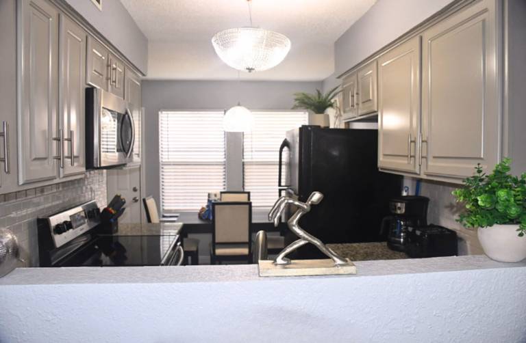 Apartment with yard & pool — photo 4