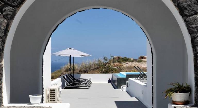 Serviced apartment with yard, terrace & pool | Pets allowed — photo 2