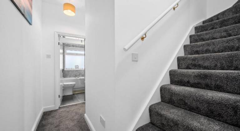 Spacious 4-Bed Luxury Home - Garden, Free Parking, Sleeps 8 — photo 4