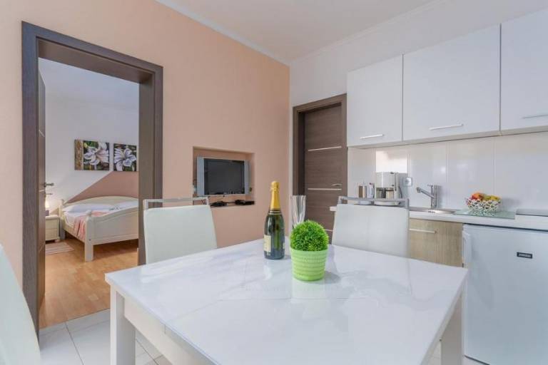 Lovely rental apartment with patio & yard | Dogs allowed — photo 4