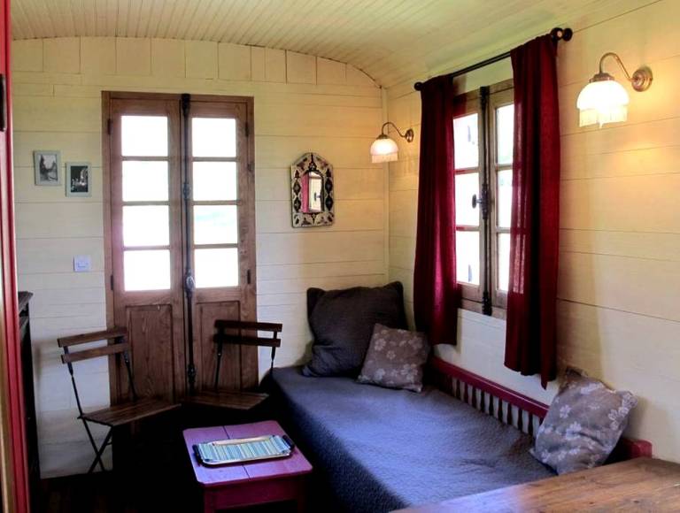 Delightful Caravan Rental with a Shared Pool for a Fabulous Vacation near Carcassonne, France — photo 2