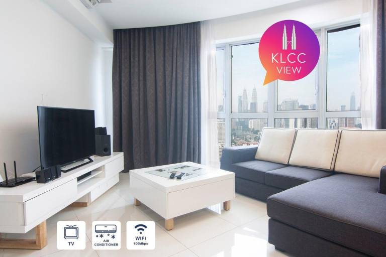Ample house with pool & jacuzzi | Perfect for remote work | Pets are welcome in Kuala Lumpur