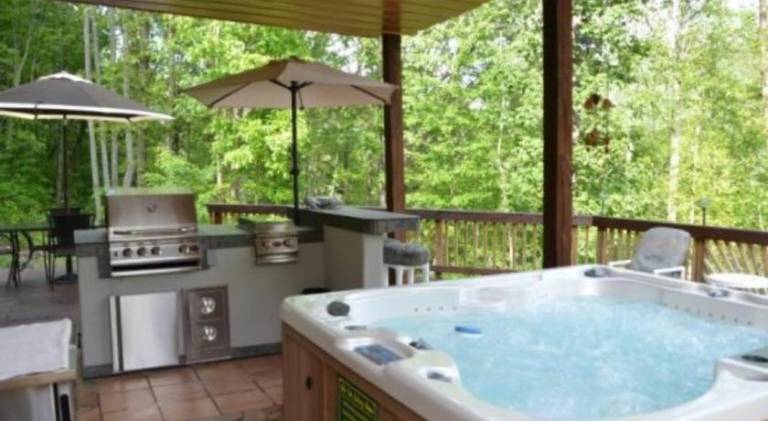 Vacation home with jacuzzi | Pet-friendly in Bryson City, NC