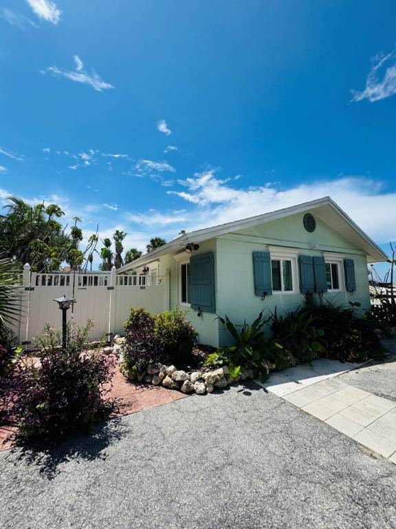 Holiday apartment with grill & pool in Bradenton Beach, FL