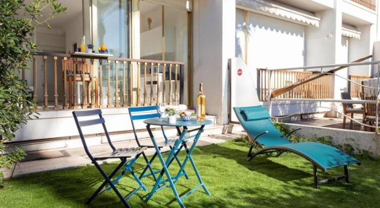 Apartment with patio & yard in Thiers