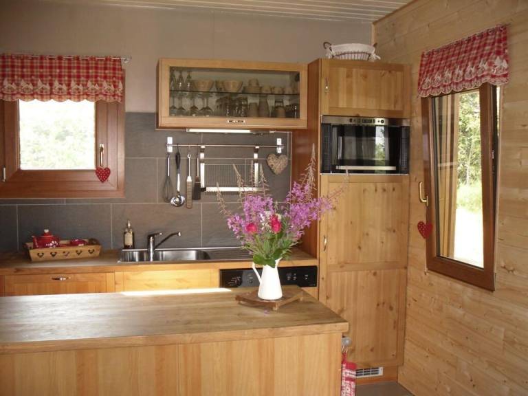 Chalet with sauna, yard & grill | Lake view — photo 2