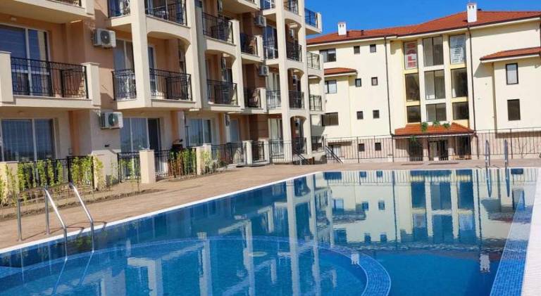Apartment with patio, garden & private pool in Varna