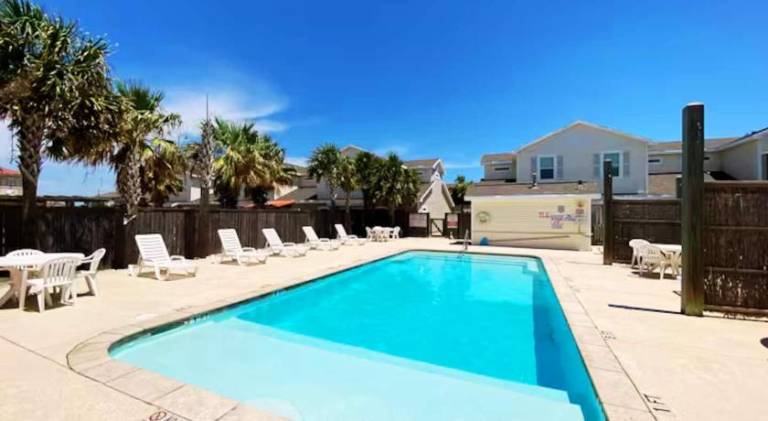 Vacation home with pool — photo 4