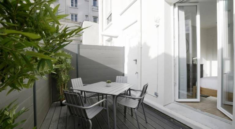 Rental apartment with patio — photo 3