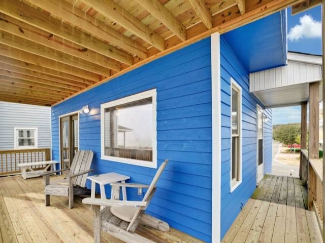 Sea Haven - OCEANFRONT! Amazing master suite with a private oceanfront deck! Recently renovated and perfect for the entire family — photo 4