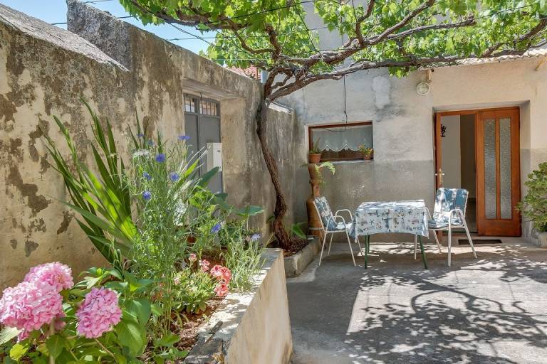 Apartment with barbecue | Garden view — photo 4