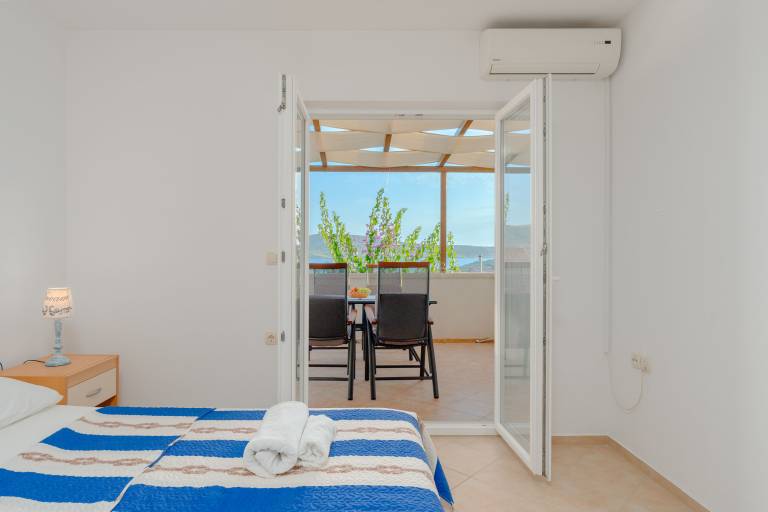 Apartment with yard & barbeque | Sea view — photo 4