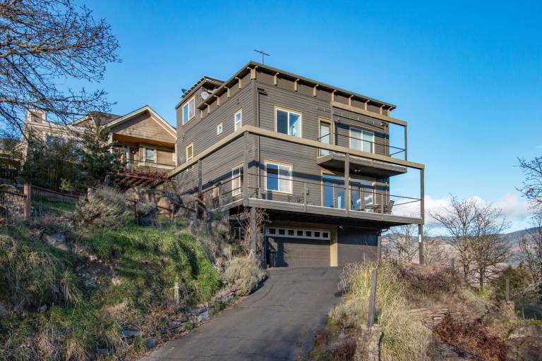 Hazel House - Gorgeous, Views, Perfect Hood River Getaway! — photo 2
