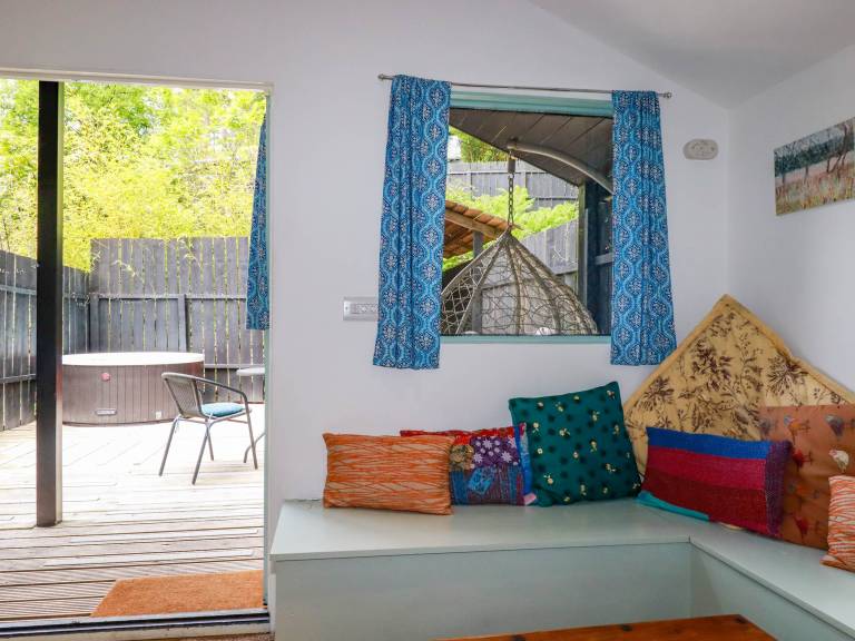 Cottage with grill, hot tub & yard — photo 4