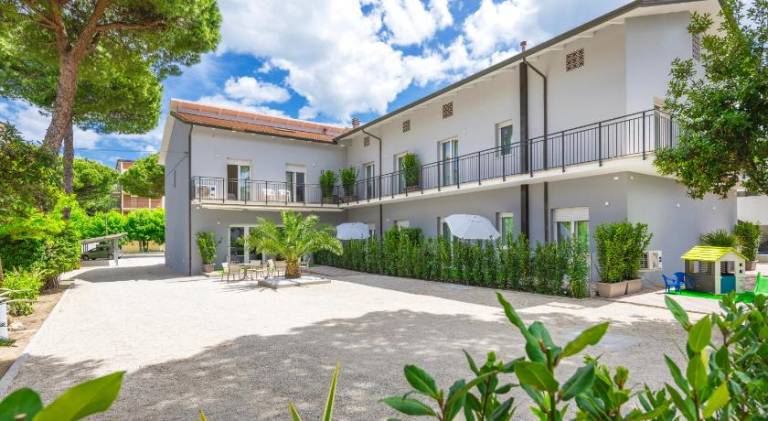 Serviced apartment with garden & terrace | Close to the beach | Pets allowed in Cesenatico