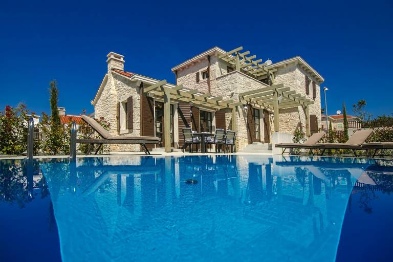 Villa with yard, grill & private pool in Medulin
