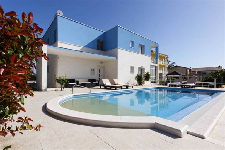 Modern 4-BR Villa for 9 with private heated pool, close to the beach — photo 5