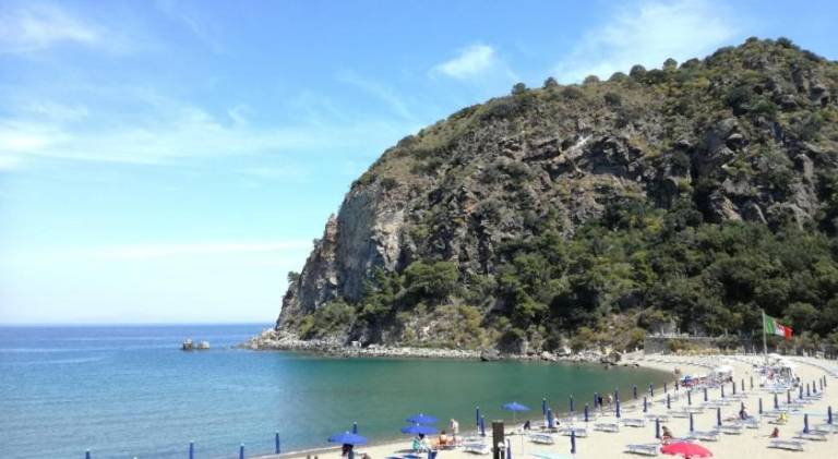 Vacation home with BBQ, garden & patio | Next to the beach | Pet-friendly in Casamicciola Terme