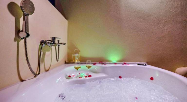 House with hot tub in Rethymno