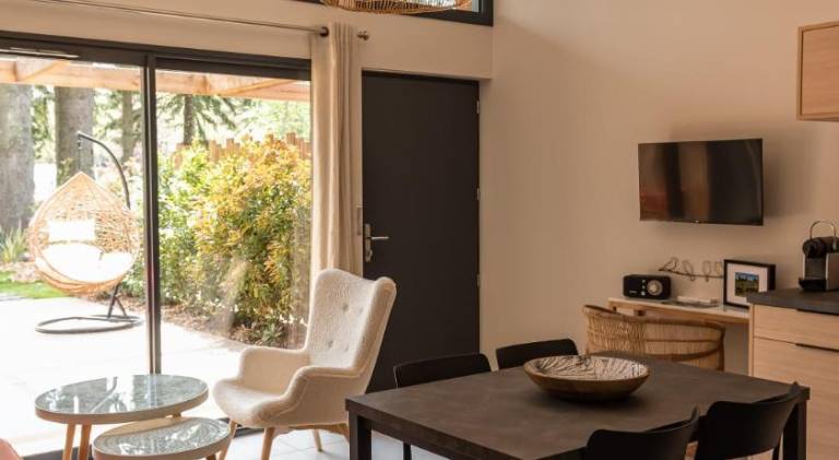 Apartment with barbecue, yard & pool in Millau