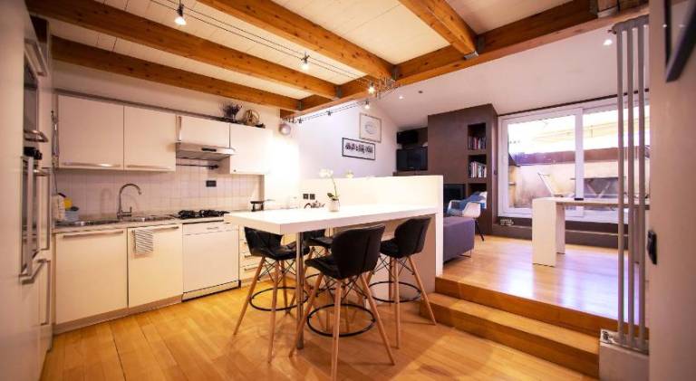 Apartment with patio | Near Two Towers — photo 2