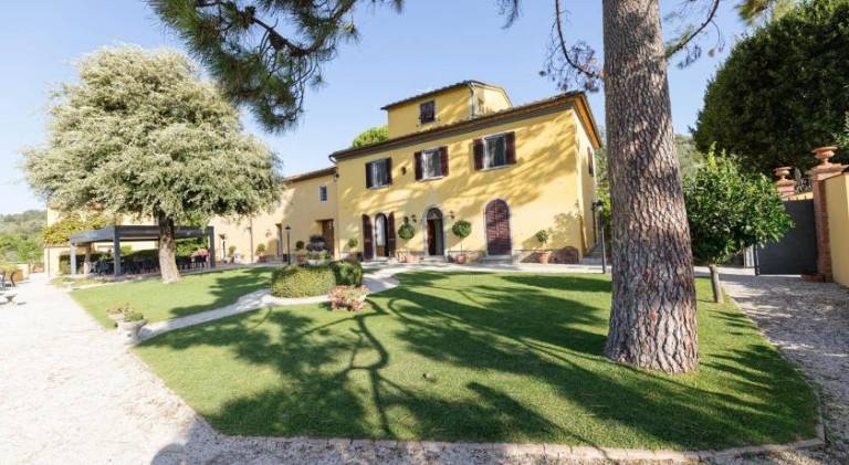 Family-oriented beautiful farm with pool, terrace & yard | Pets allowed in Serravalle Pistoiese