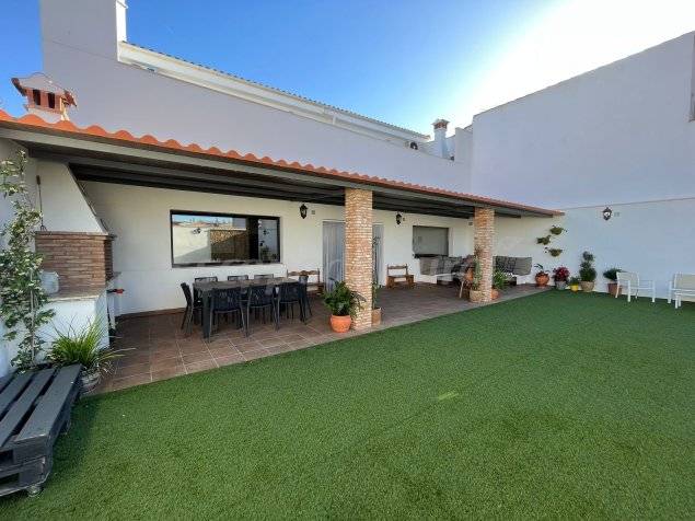 Cottage with barbeque, garden & pool | Garden view — photo 3