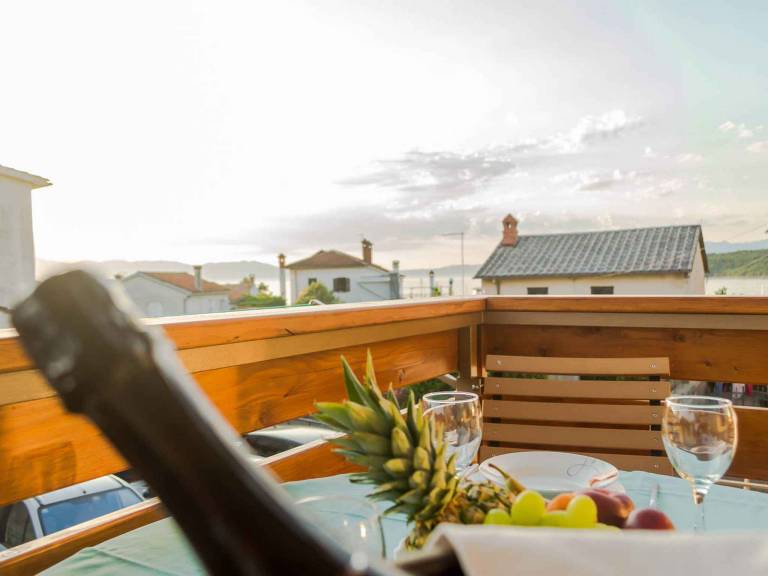 Holiday apartment with air conditioning, outdoor pool and sea view balcony — photo 4