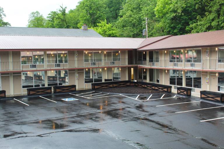 Sleepy Bear Motel — photo 2