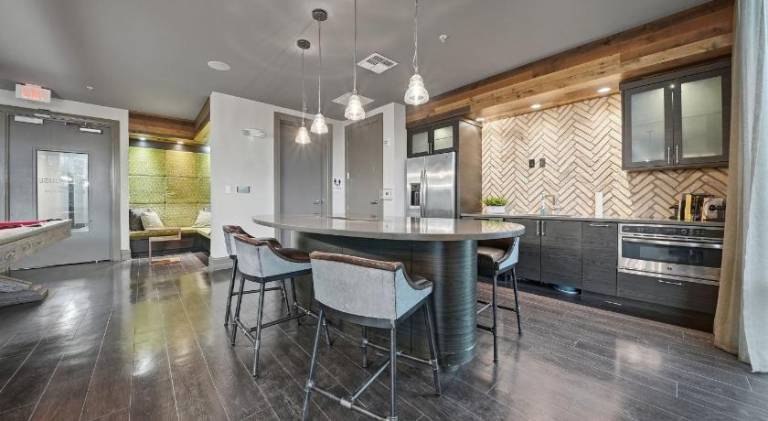 Modern 2BR w Pool Pet-Friendly Unit 18 — photo 5