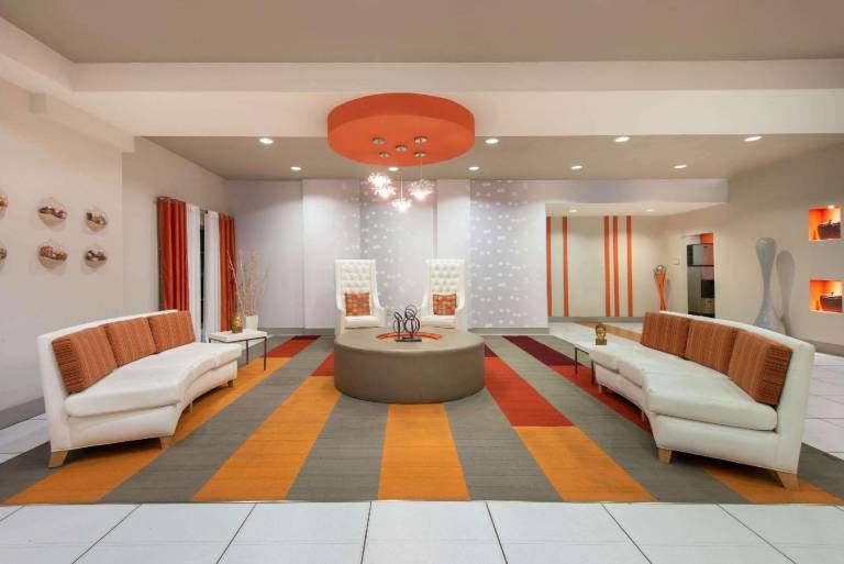 La Quinta Inn & Suites by Wyndham Harrisburg-Hershey — photo 2