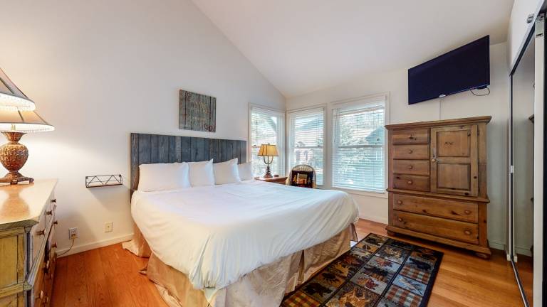 Snowcreek V 840 Spacious with Mountain Views, Gas Grill, Washer Dryer and More — photo 2