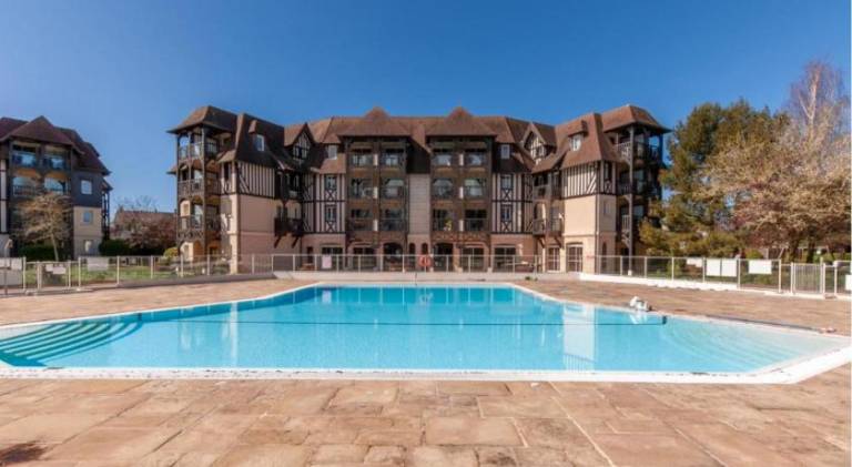 Apartment with terrace, private pool & garden in Touques